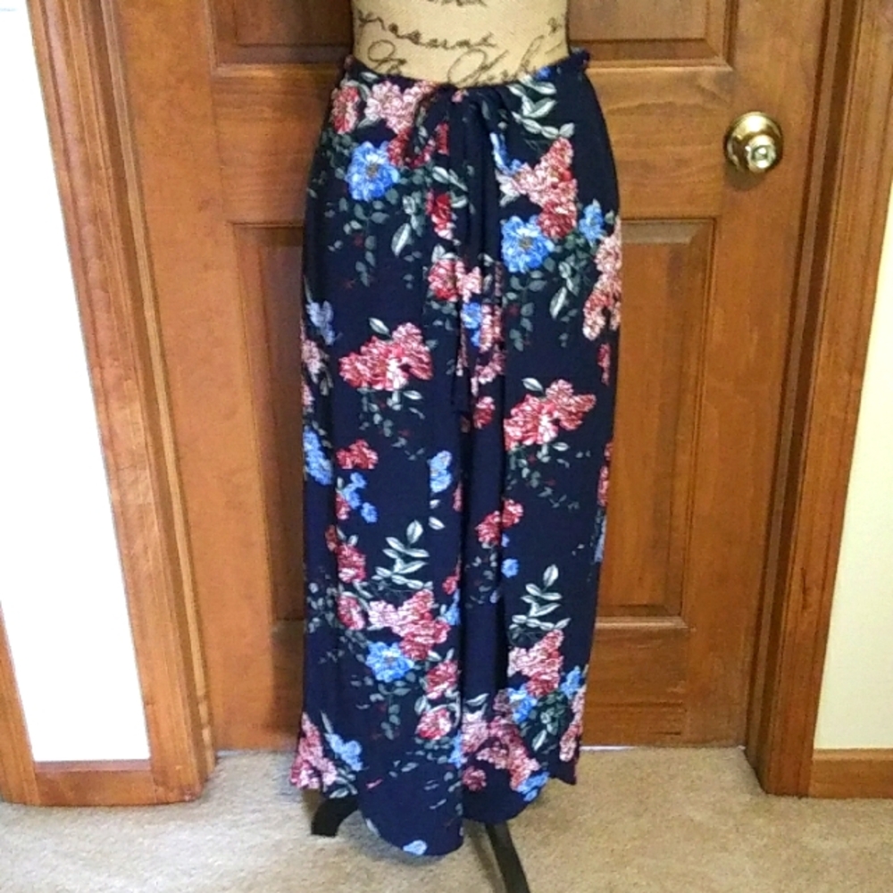 Floral Wide Leg Wrap Style Pants From Discovery Clothing, like New